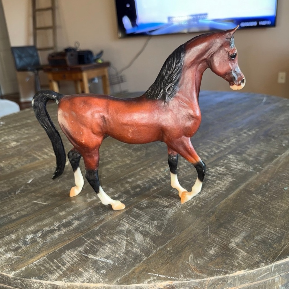 Breyer Horse - walking raised tail  (Circa 1990's) 8 7/8" - KJ2E